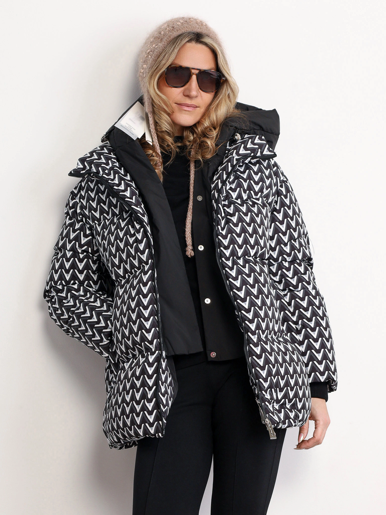 Пуховик с абстрактным принтом черного цвета с капюшоном-манишкой